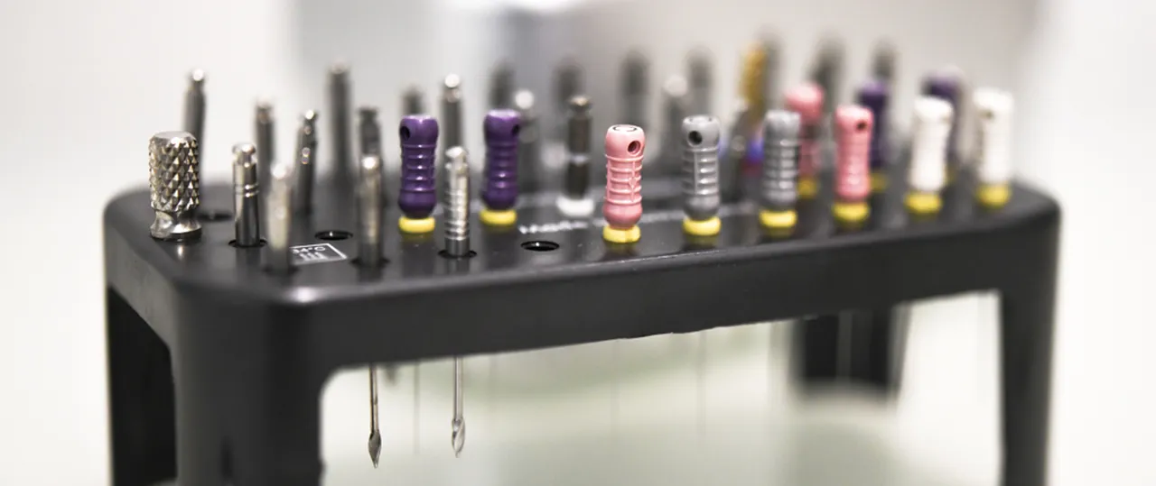 narzędzia do leczenia kanałowego w studio stomatologii estetycznej