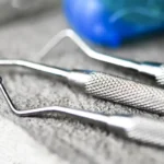 zestaw diagnostyczny i nić do zębów w studio stomatologii estetycznej