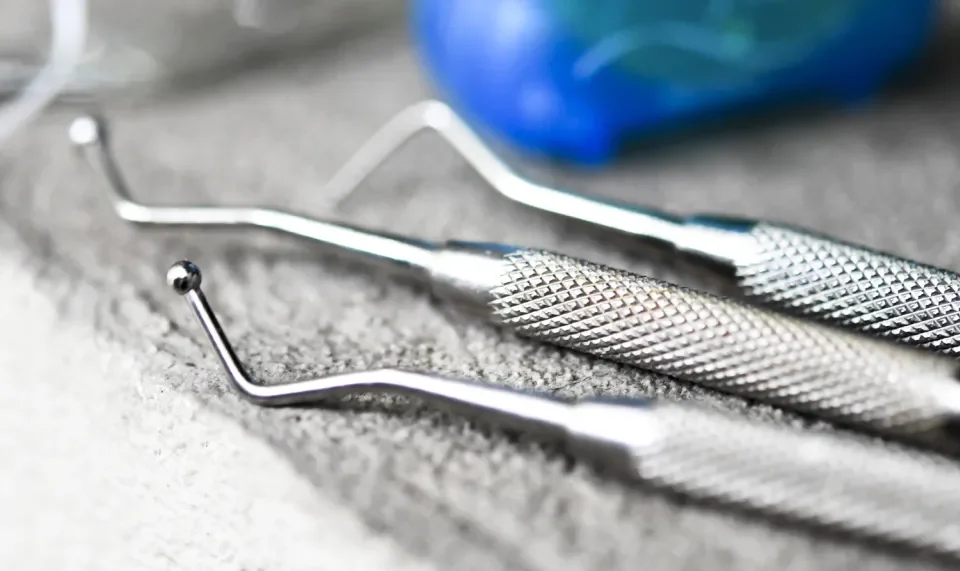 zestaw diagnostyczny i nić do zębów w studio stomatologii estetycznej