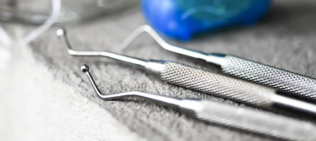 zestaw diagnostyczny i nić do zębów w studio stomatologii estetycznej