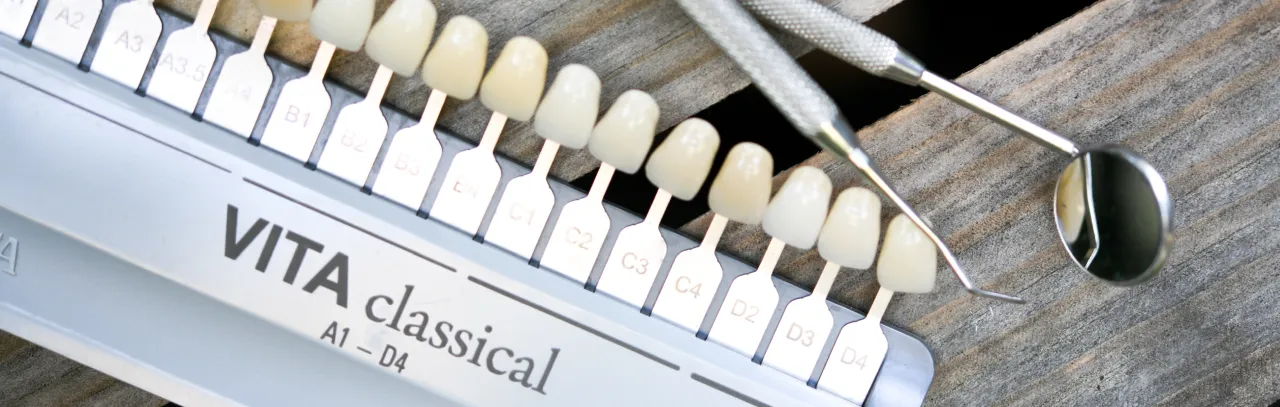 kolornik i zestaw diagnostyczny w studio stomatologii estetycznej