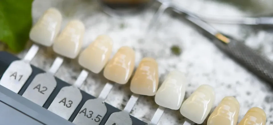 kolornik do zębów pomocny w ocenie czy wybielanie zębów niszczy szkliwo