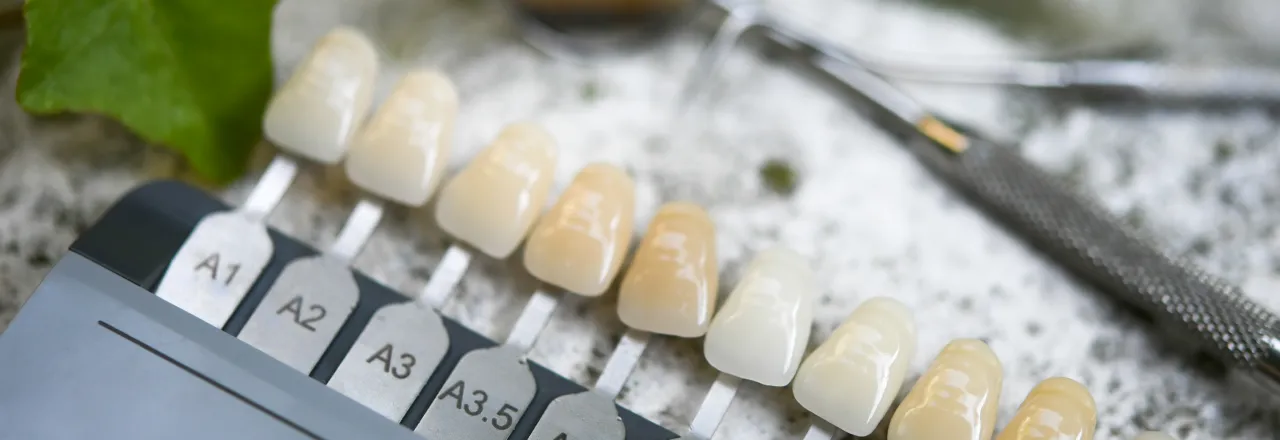 kolornik do zębów pomocny w ocenie czy wybielanie zębów niszczy szkliwo