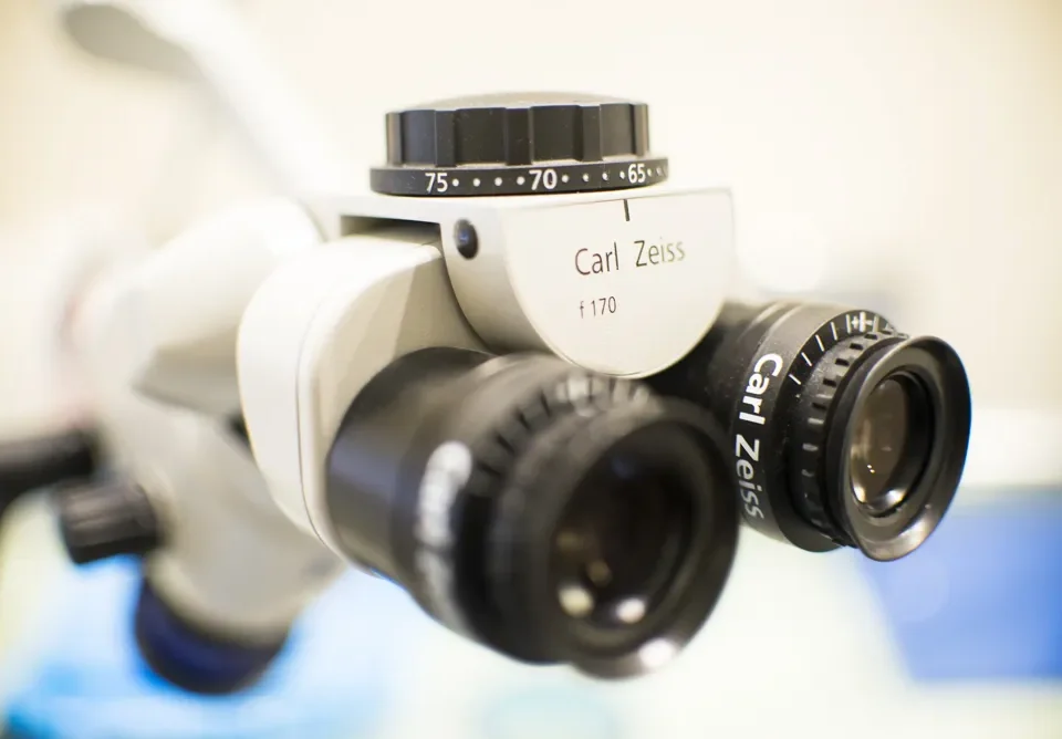 mikroskop endodontyczny stosowany w leczeniu kanałowym w studio stomatologii estetycznej kraków