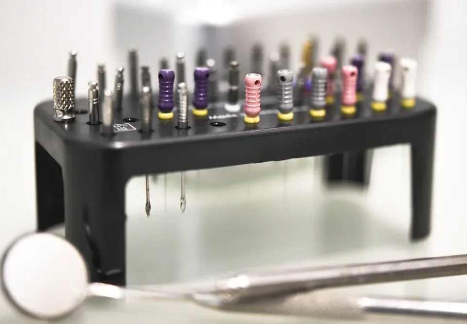 narzędzia stomatologiczne do leczenia kanałowego stosowane w studio stomatologii estetycznej kraków