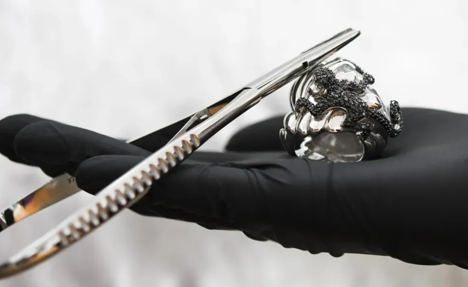 Kolczyk w języku, wardze, wędzidełku – zagrożenia, ryzyko, powikłania   Studio Stomatologii Estetycznej